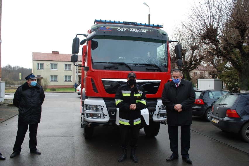 Strażacy z Tarłowa mają nowoczesny wóz. Bardzo przyda się w akcjach ratunkowych (ZDJĘCIA, WIDEO)