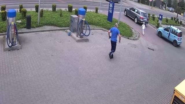 Pracownik stacji paliw z Wieprza biegnie w stronę dziewczynki