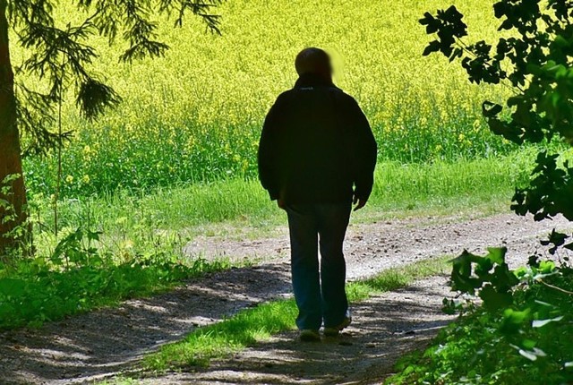 Patrol pojechał we wskazane miejsce i zatrzymał mężczyznę. Został ukarany mandatem za nieobyczajne zachowanie