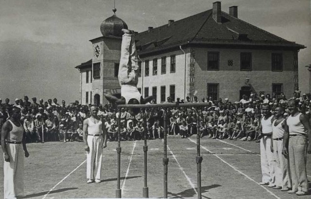 Polscy oficerowie dbali o kondycję, na zdjęciu zawody gimnastyczne.