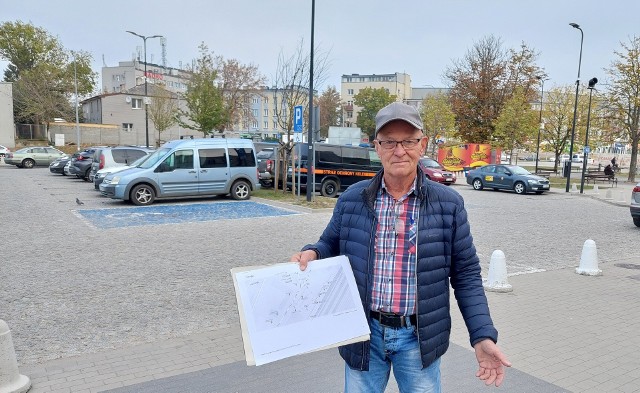 Hieronim Rybołowicz pokazuje, jak powinien być zorganizowany wjazd i wyjazd z parkingu sprzed dworca PKP Białystok