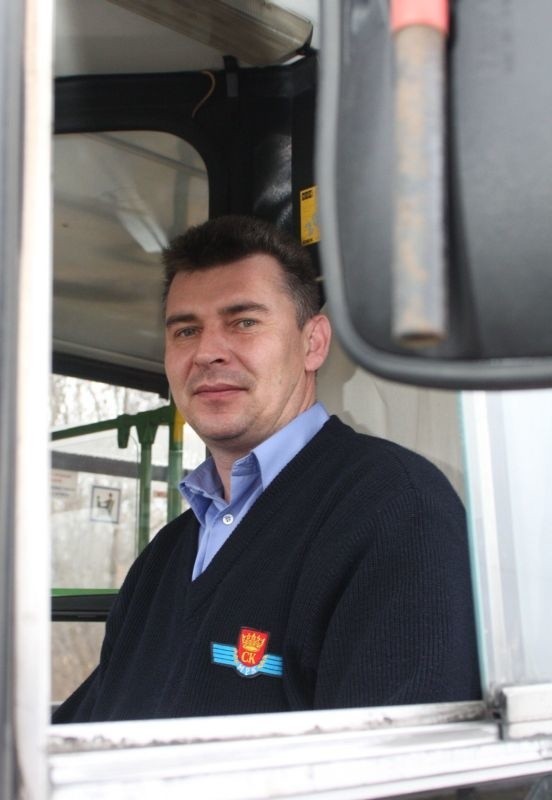 Grzegorz Garb prezentuje służbowe umundurowanie kierowców MPK. Firmowa koszula i sweter z logo firmy. Tak powinni wyglądać wszyscy kierowcy autobusów. 