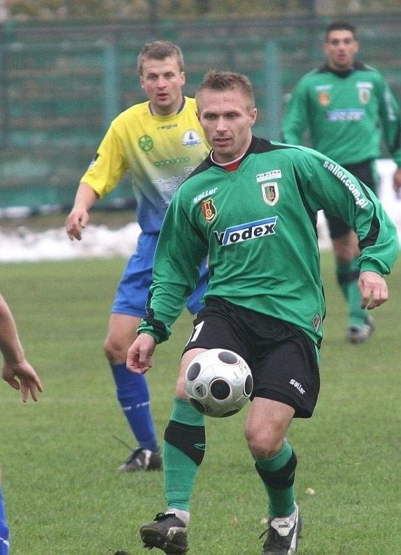 Krzysztof Trela (z piłką), kapitan Stali Stalowa Wola, chce zostać w naszym zespole i grać w drugiej lidze.