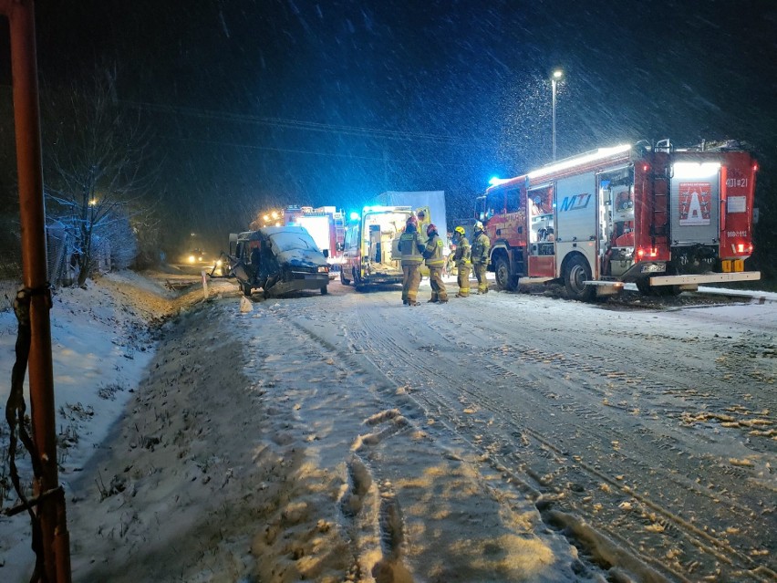 Tragiczny wypadek w Brankowie koło Warki. Bus pełen ludzi zderzył się z ciężarówką. Jedna osoba nie żyje, siedem rannych
