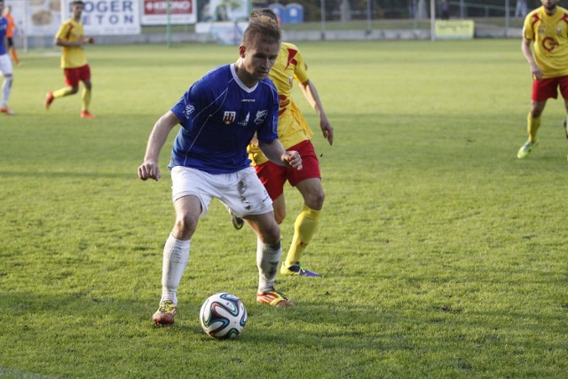 Michał Kojder (w niebieskiej koszulce) był najbliżej zdobycia gola dla MKS-u w czwartkowym meczu.