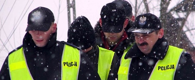 Powrót z wizji lokalnej. Drugi od lewej to Dawid P., który przyznał się do zabójstwa dwóch osób.