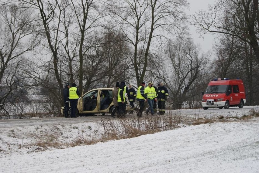 Samochód wpadł do rzeki. Trzy osoby, w tym 6-letnie dziecko, nie żyją