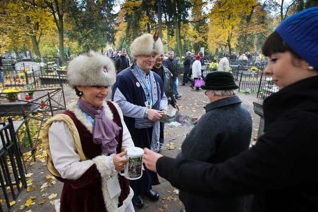 W ubiegłym roku na nekropolii przy ulicy Gałczyńskiego kwestowali między innymi Elżbieta i Mariusz Thomasowie