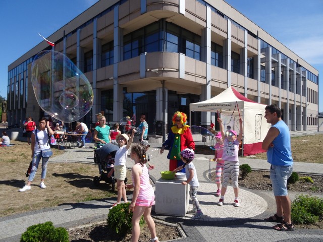 Piknik odbył się na placu przy Bibliotece Uniwersyteckiej, a zabawie sprzyjała pogoda