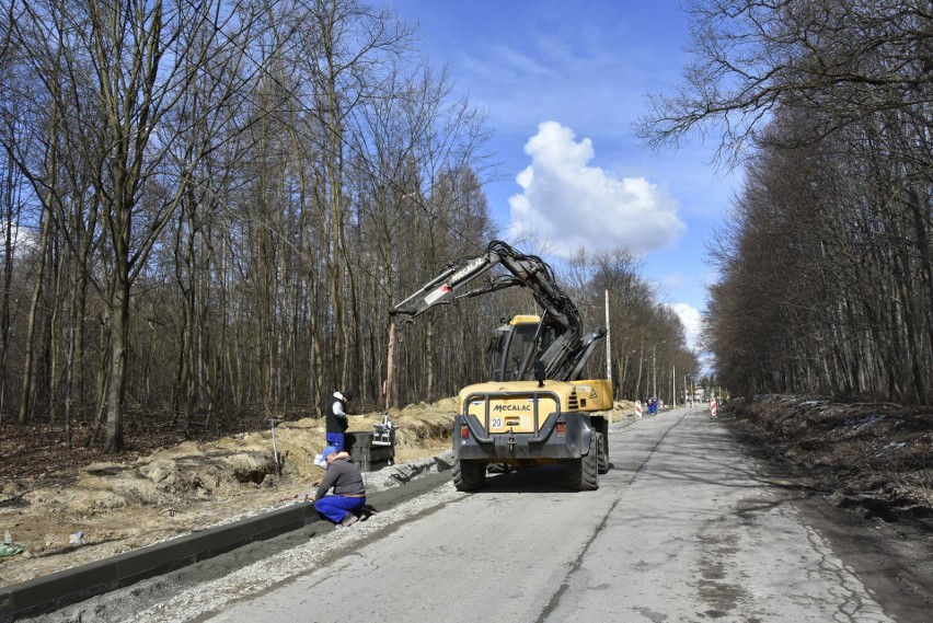 Ulica Staniątecka – droga przez Puszczę Niepołomicką - jest...