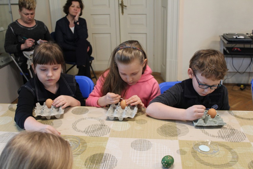 Chrzanów. Dzieci przygotowały tradycyjne pisanki i poznały wielkanocne tradycje [ZDJĘCIA]