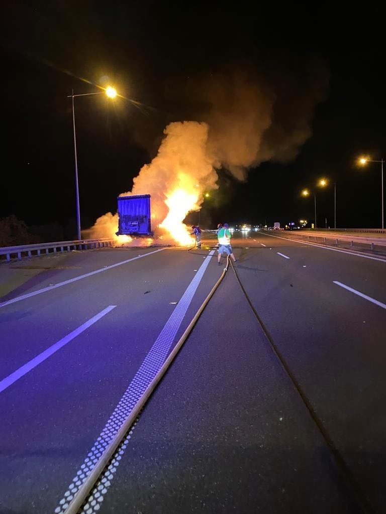 Naczepa ciężarówki stanęła w ogniu we wtorek (26 lipca) koło...