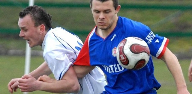 Żurawianka (białe stroje) wygrała na boisku Polonii 2-0.