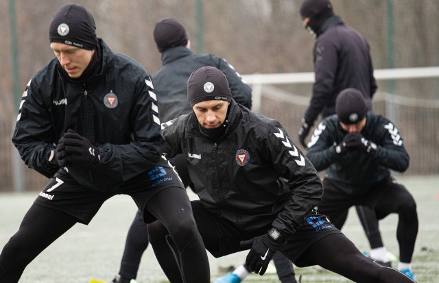 Piłkarze Garbarni Kraków pilnie trenują na obozie w Sanoku