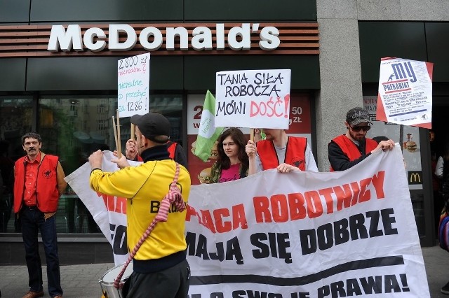 Poznań: Chcą podwyżki płacy minimalnej. Protestowali przy McDonald's