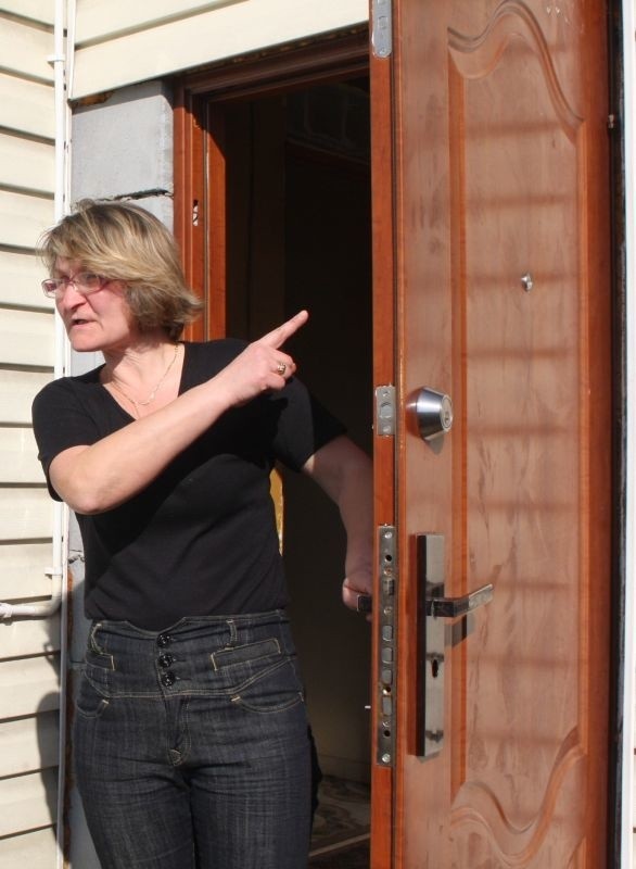 Kupiła drzwi antywłamaniowe w Castoramie. Zamknęła je i... do domu musiała  wchodzić przez okno! (video) | Echo Dnia Świętokrzyskie
