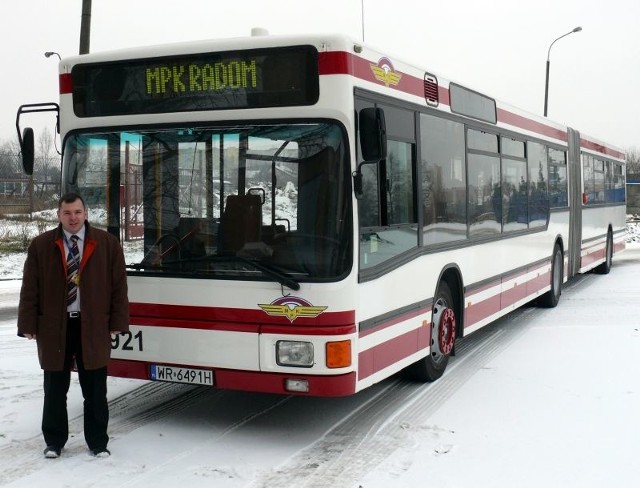 Jeden z trzech przemalowanych w firmowe barwy sprowadzonych autobusów prezentuje Krzysztof Kowal, dyrektor do spraw techniczno - eksploatacyjnych Miejskiego Przedsiębiorstwa Komunikacji w Radomiu.