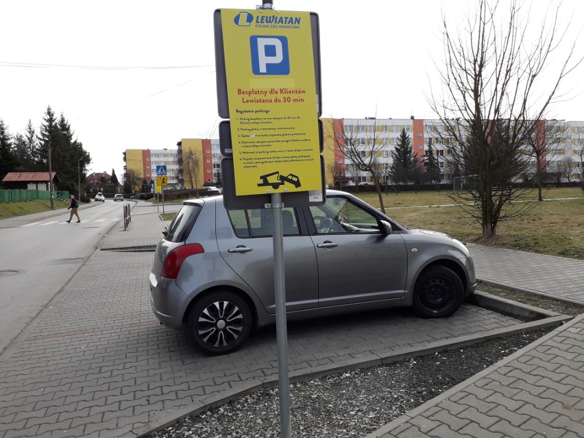 Skawina. Parking przy Lewiatanie na ul. Bukowskiej tylko dla klientów. Jednak właściciel nie ma prawa pobierać opłat za parkowanie