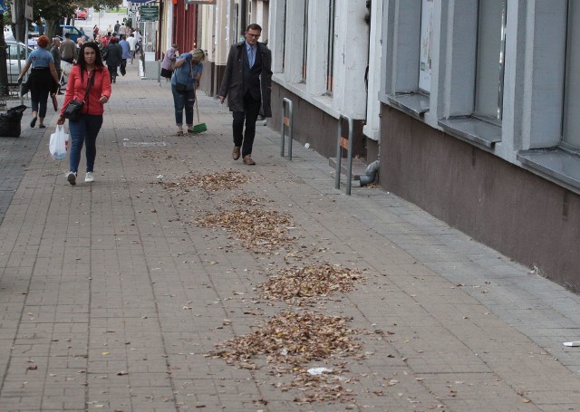 Mimo, że pracownice MZDiK codziennie starają się sprzątać ten chodnik codziennie, niewiele to pomaga.