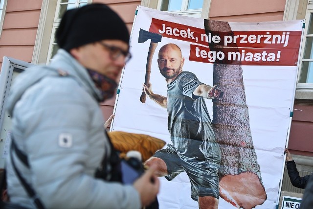 Mieszkańcy Wrocławia protestowali dziś (12 kwietnia) pod urzędem miejskim na pl. Nowy Targ. - Sutryk, zgroza, betonoza - skandowali, nosząc na twarzach maski z wizerunkiem prezydenta. - Impulsem zapalnym był dla nas ruszający dziś przetarg na zakup Łąk Mokrzańskich - mówi Jakub Nowotarski z Akcji Miasto.