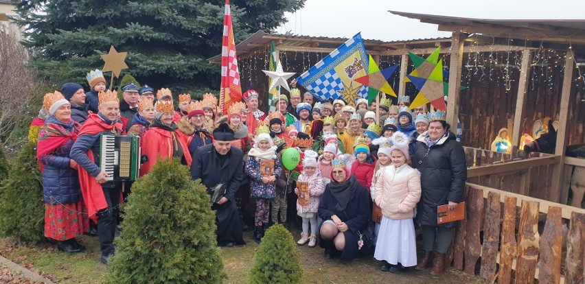 Orszak Trzech Króli w gminie Baranów Sandomierski. Parafianie spotkali się na kolędowaniu przy szopce. Zobaczcie zdjęcia
