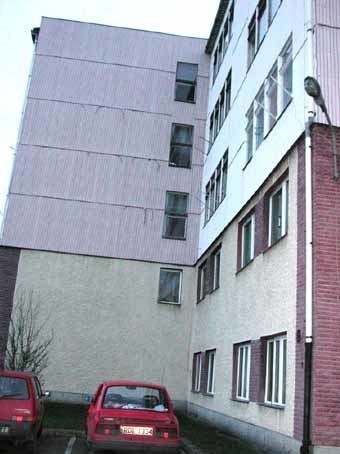 Elewacja budynku hotelu rotacyjnego w Straszęcinie wymaga remontu