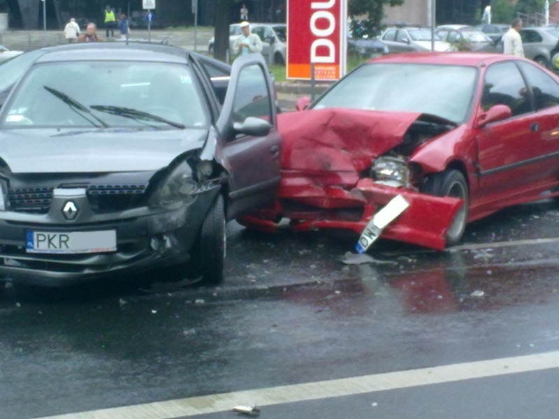 Wrocław: Wypadek na Strzegomskiej. Dwóch kierowców rannych (ZDJĘCIA)