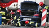 Tragiczny wypadek na DK 44 w Tychach: Zginął kierowca peugeota. Wjechał pod naczepę TIR-a