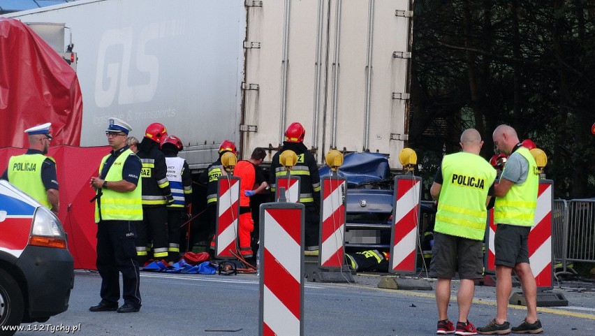 Tragiczny wypadek na DK 44 w Tychach: Zginął kierowca peugeota. Wjechał pod naczepę TIR-a