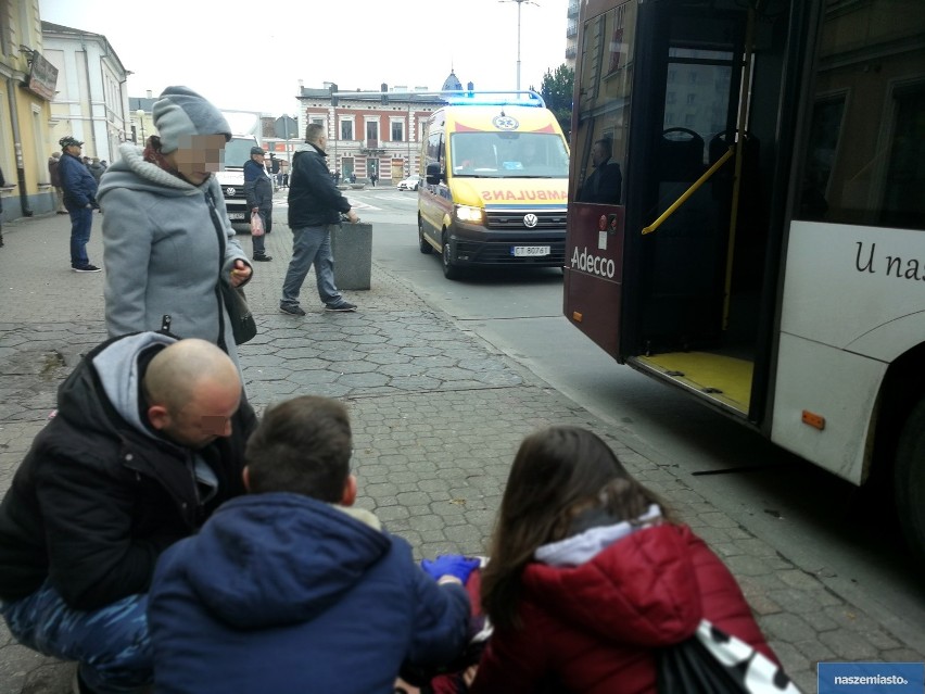Potrącenie pijanego mężczyzna przez autobus MPK na placu Wolności we Włocławku [zdjęcia]