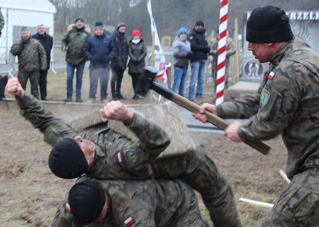 Podczas otwarcia nowej strzelnicy i pikniku wojskowego w Ogrodzienicach efektowne pokazy dawali także żołnierze.