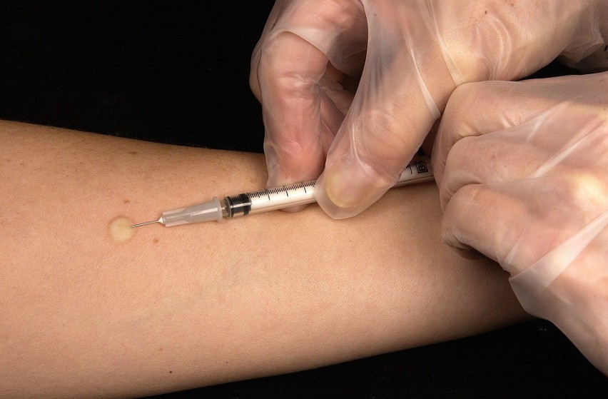 Bezpłatne szczepienia na grypę dla seniorów i refundacja dla osób z grup ryzyka. Aptekarze i lekarze spodziewają się problemów z zakupem