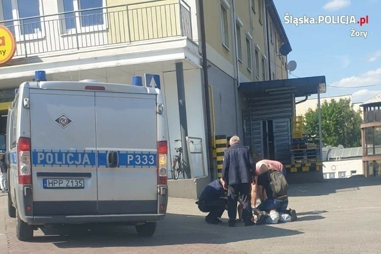 Nabuzowany 23-latek w Żorach napadł i pobił przypadkową ofiarę