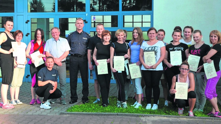 Certyfikaty wręczył paniom komendant powiatowy Jakub Kosiń.
