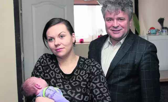Burmistrz Witold Namyślak tradycyjnie odwiedził pierwsze urodzone w miejscowym szpitalu w 2016 roku dziecko