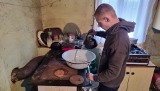 Rodzina z Wólki Kłuckiej w gminie Mniów mieszka w strasznych warunkach. Pije i myje się w... deszczówce (WIDEO, ZDJĘCIA)