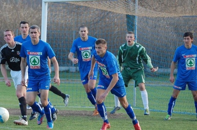 Przy wsparciu kolegów z drużyny Mateusz Szeliga zachował czyste konto w debiucie na IV-ligowych boiskach.