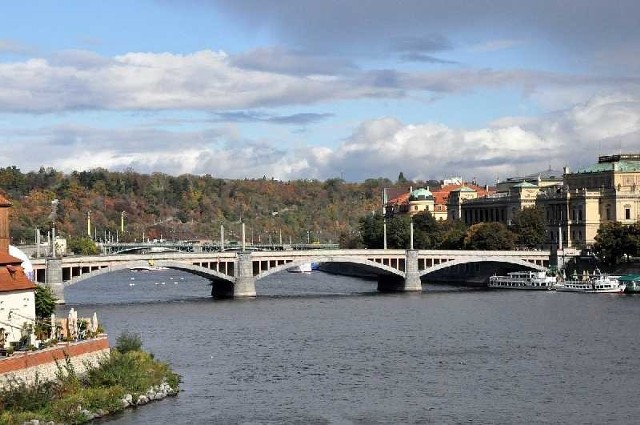 Widok na sąsiedni most na Wełtawie.