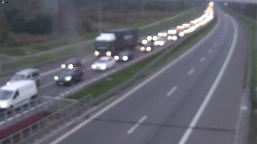 Kolizja na autostradzie A4 w Staniątkach. Zderzenie busa i dwóch samochodów osobowych