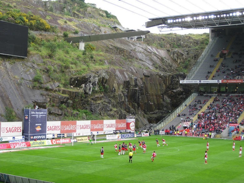 Stadion na dachu galerii handlowej? A może obiekt unoszący...