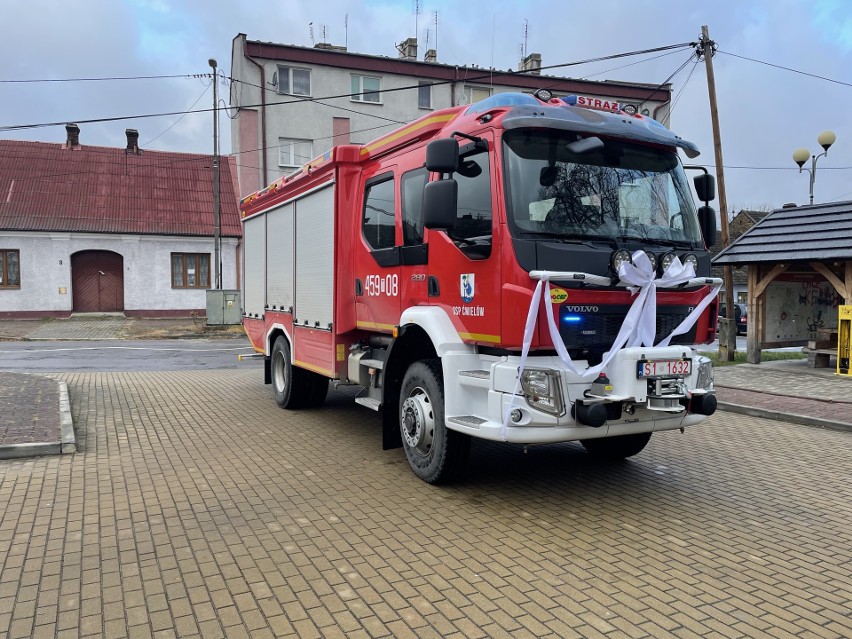 Ochotnicza Straż Pożarna w Ćmielowie powitała nowy wóz strażacki. Wielka feta będzie wieczorem (ZDJĘCIA)