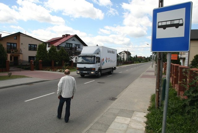 - Pasy dla pieszych przy przystanku są bardzo potrzebne. Bez nich może dojść do wypadku &#8211; alarmują mieszkańcy ulicy Domaszowskiej.