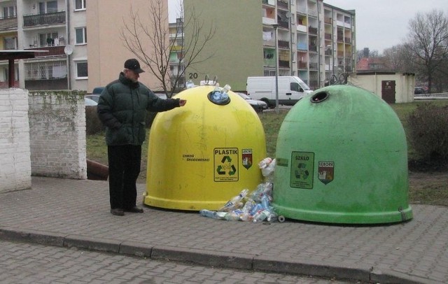 Butelki aż się wysypują - mówi mieszkaniec bloku przy ul. Czołgistów.