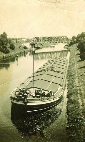 To barka "Anna&#8221;, która przycumowała u brzegu kanału, od strony ul. Bronikowskiego, przed wejściem do śluzy "Czyżkówko&#8221;. Na dalszym planie widać most kolejowy Bydgoszcz-Nakło. Zdjęcie wykonano w 1935 roku.
