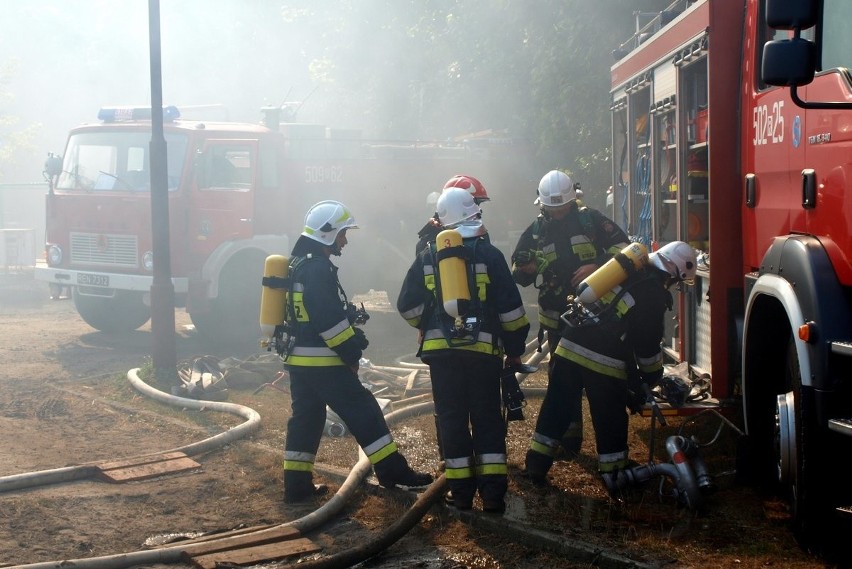 12 zastępów straży gasi pożar w Chorzelowie