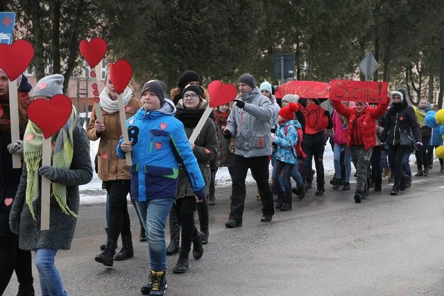 Korowód gorących serc zmierza do włoszczowskiego Domu Kultury.