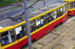 Sieć trakcyjna to zespół przewodów zawieszonych nad torem służący do doprowadzenia energii do tramwaju. Jej najważniejszą częścią jest przewód jezdny podwieszony na wysokości 4,6 m na linie nośnej za pomocą wieszaków.