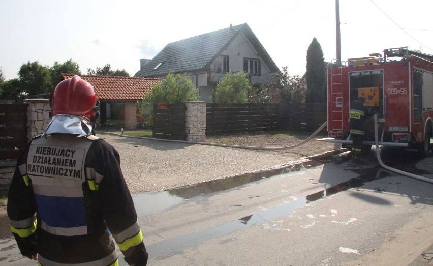 Pożar domu w Borkowie w powiecie kieleckim. Siedem zastępów straży pożarnej w akcji