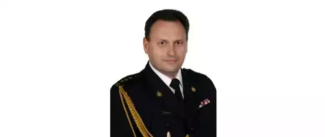 Na kolejnych slajdach oświadczenie majątkowe starszego brygadiera Piotra Rudeckiego, komendanta powiatowego Państwowej Straży Pożarnej w Łasku.