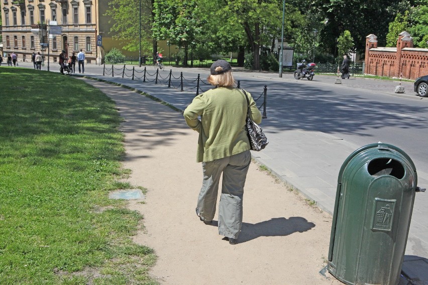 Turyści niszczą zieleń w sąsiedztwie Wawelu [ZDJĘCIA]